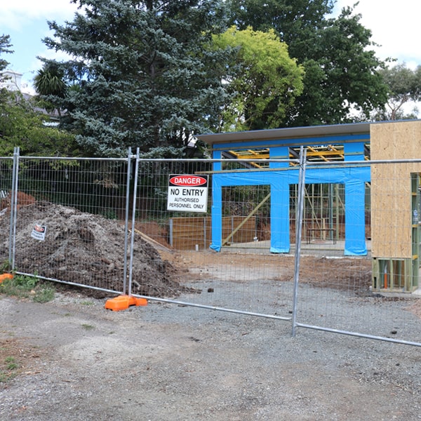 do you deliver and set up temporary fencing and what's the price for this in Clayton